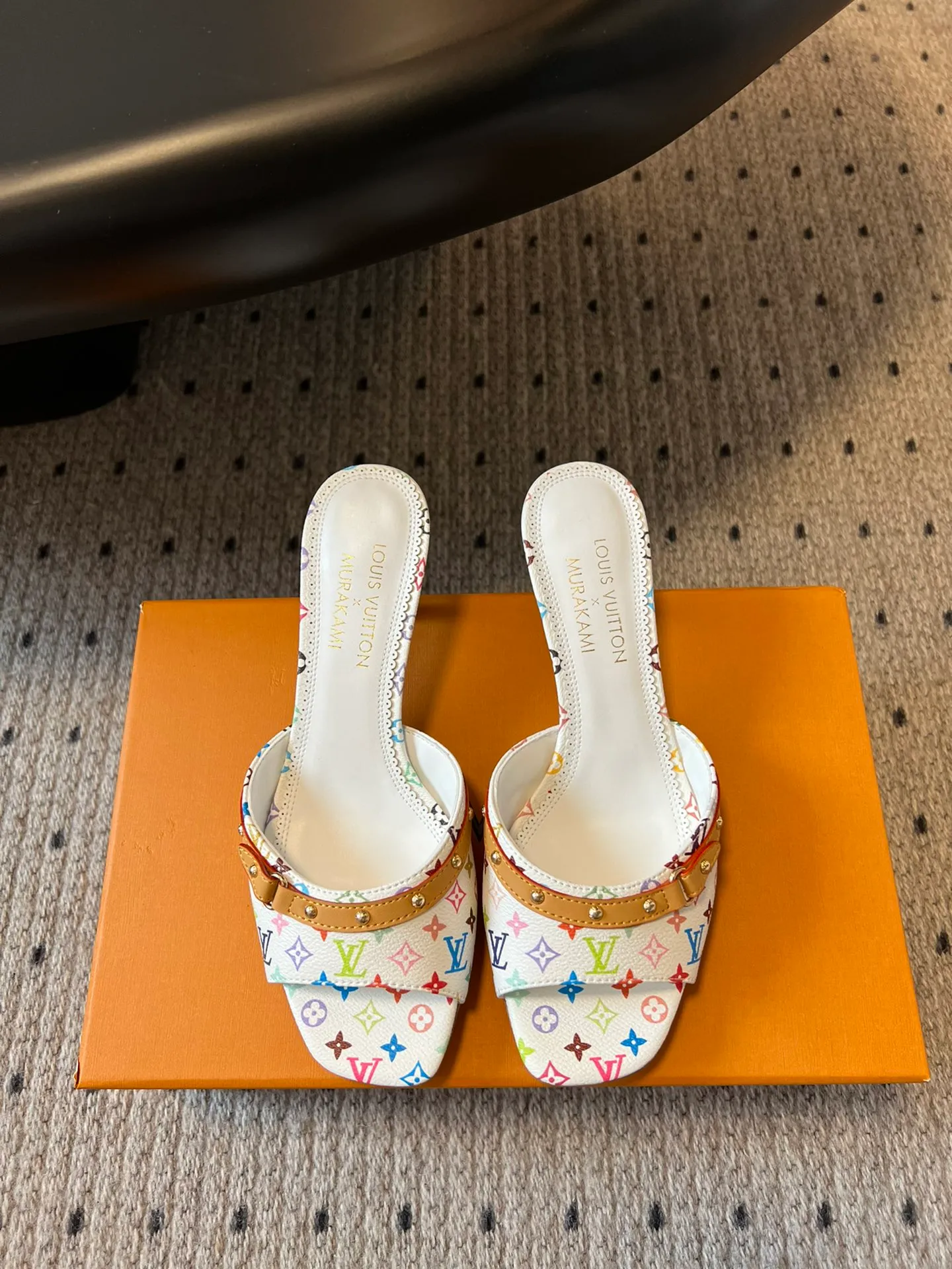 👟👟Ex-factory price 480👟👟 * 25ss spring and summer new style black and white three-color cat-heeled flat sandals. It is difficult not to doubt whether it borrowed from the Tang Dynasty's Tang Sancai as a basis and innovated it into the classic LV logo. It used color and the large area of ​​the upper as a contrast to create a white or black three-color element style on the upper, creating another classic style! Super greasy on feet! Indescribable fashion! It’s easy to match every day, and it’s very relevant to the changes and development of the times! Kitten heels are super easy to wear and give your feet a full summer vibe! Material: Original customized fabric Lining: Cow lining Outsole: Genuine leather outsole imported from Italy Shoe size: 35-41 (40.41 customized non-returnable